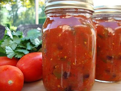 Lezzetli ev yapımı müstahzarlar: tatlı konserve domates