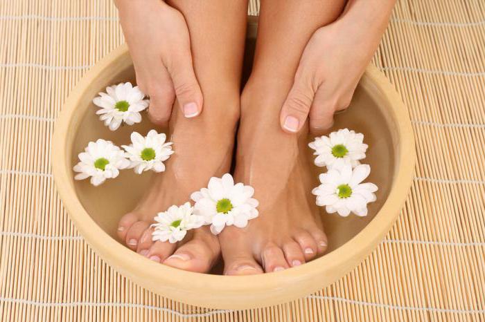 Tırnakların büyük ayak parmaklarında ayrılması: Tedavinin nedenleri ve özellikleri